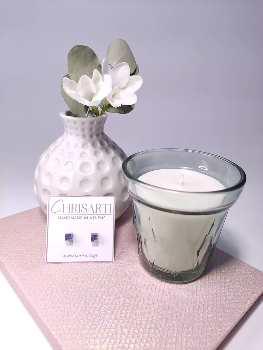 EARRING-0017_3 Σκουλαρίκια ατσάλινα καρφάκια μικρά κύβοι με μοβ άνθος