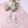Σκουλαρίκια με μεταλλικό δάκρυ & λευκές χάντρες/μαργαριτάρι