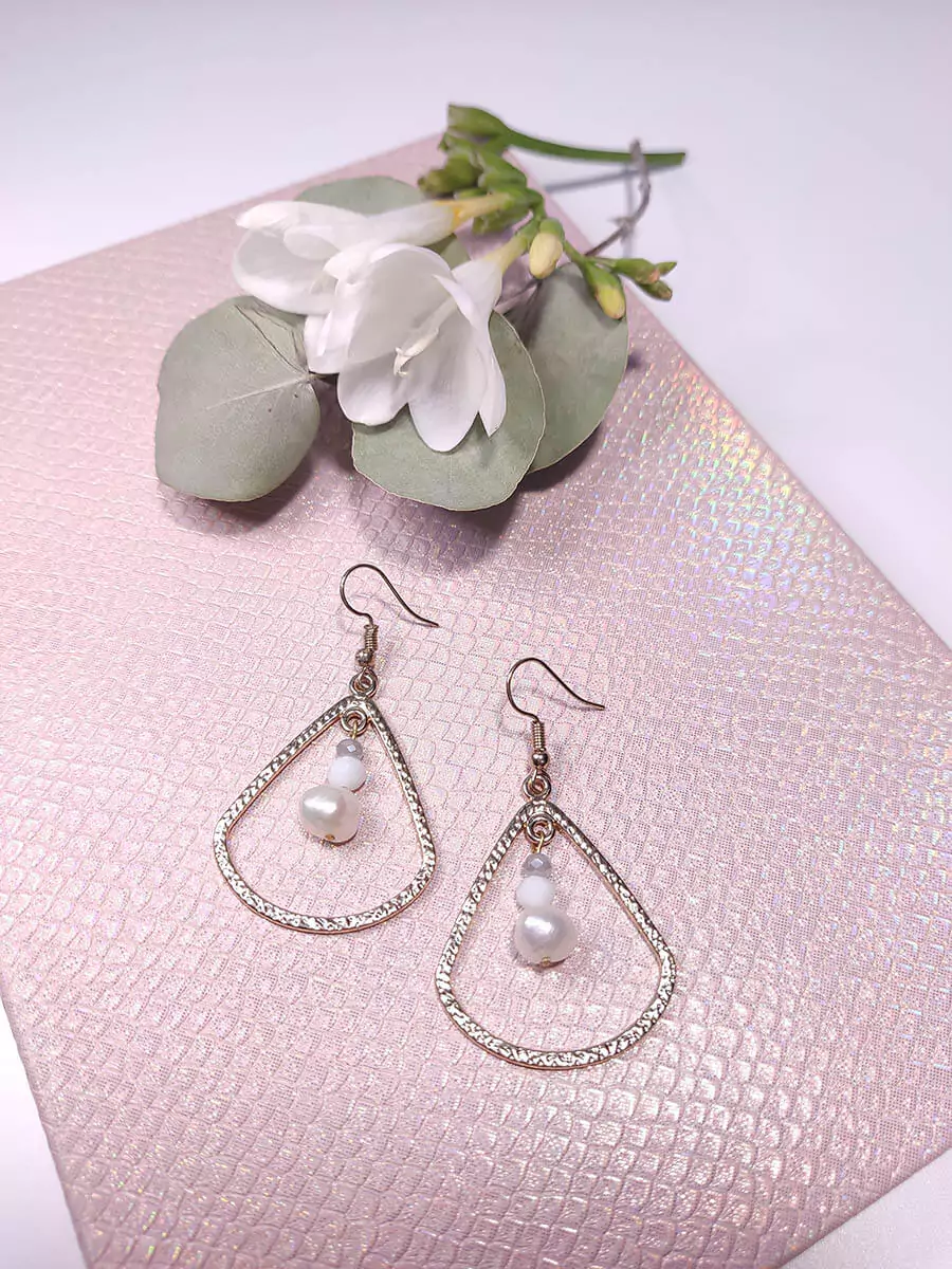 EARRING-0029_3 Σκουλαρίκια με μεταλλικό δάκρυ & λευκές χάντρες/μαργαριτάρι