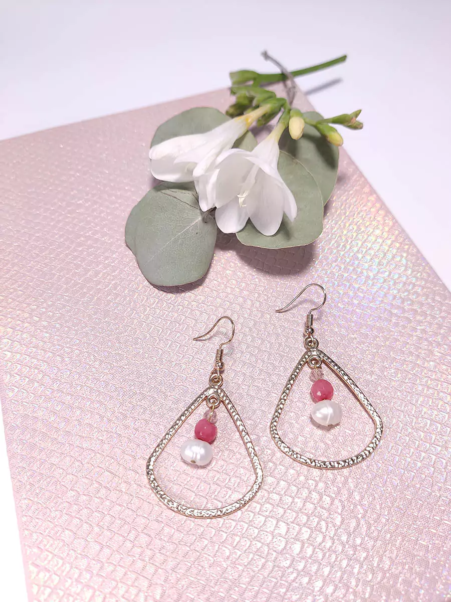 Σκουλαρίκια με μεταλλικό δάκρυ λευκό μαργαριτάρι & ροζ αχάτη