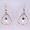 Σκουλαρίκια με μεταλλικό δάκρυ λευκό μαργαριτάρι & σκούρα μπλε πέτρα bluestone