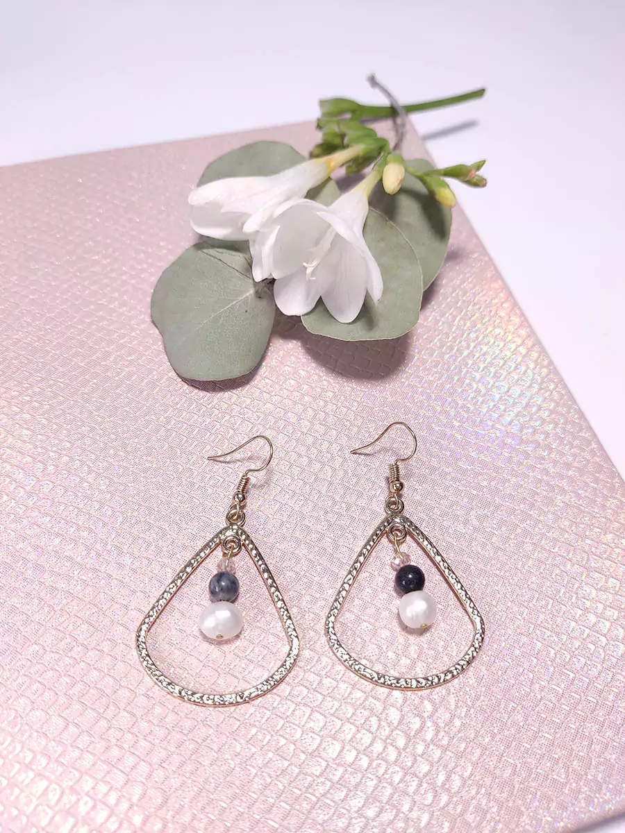 EARRING-0031_3 Σκουλαρίκια με μεταλλικό δάκρυ λευκό μαργαριτάρι & σκούρα μπλε πέτρα bluestone