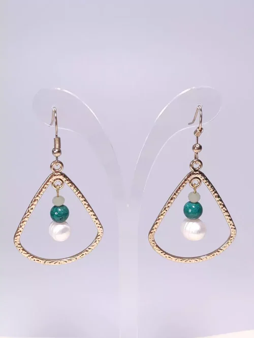 EARRING-0032_1 Σκουλαρίκια με μεταλλικό δάκρυ λευκό μαργαριτάρι & πράσινο απολίθωμα