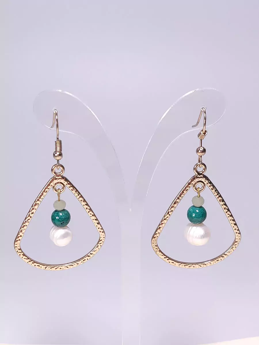 EARRING-0032_1 Σκουλαρίκια με μεταλλικό δάκρυ λευκό μαργαριτάρι & πράσινο απολίθωμα