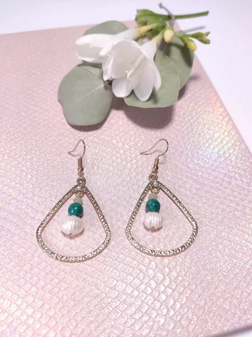 EARRING-0032_3 Σκουλαρίκια με μεταλλικό δάκρυ λευκό μαργαριτάρι & πράσινο απολίθωμα