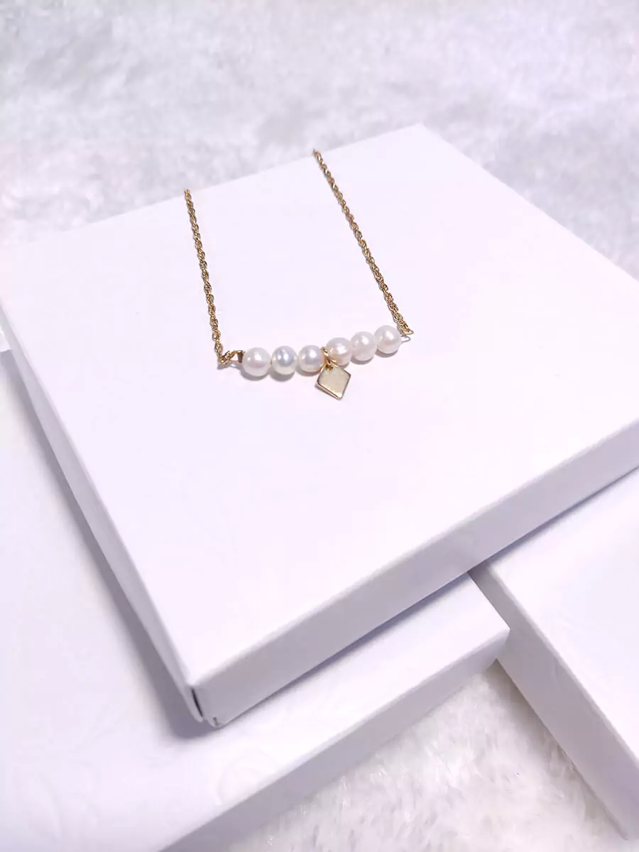 NECKLACE-0002_3 Αλυσίδα ατσάλινη με λευκά μαργαριτάρια & ρόμβο