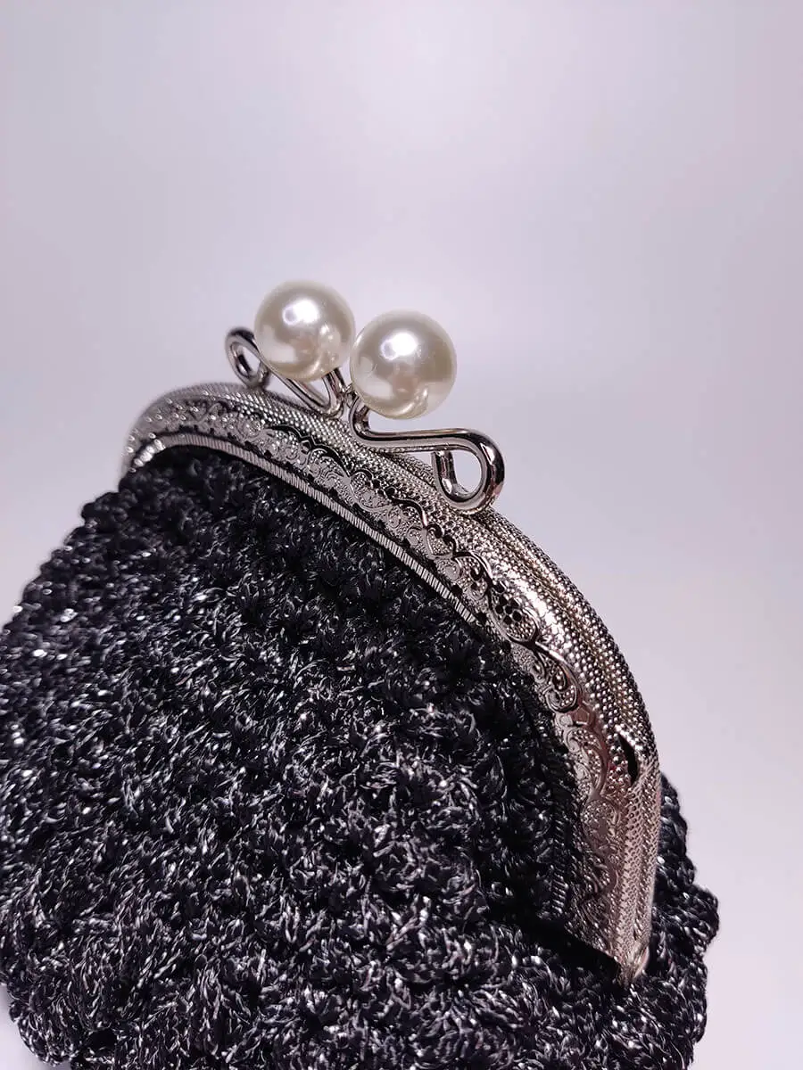 WALLET-0007_2 Πορτοφόλι με vintage κούμπωμα μαύρο γυαλιστερό