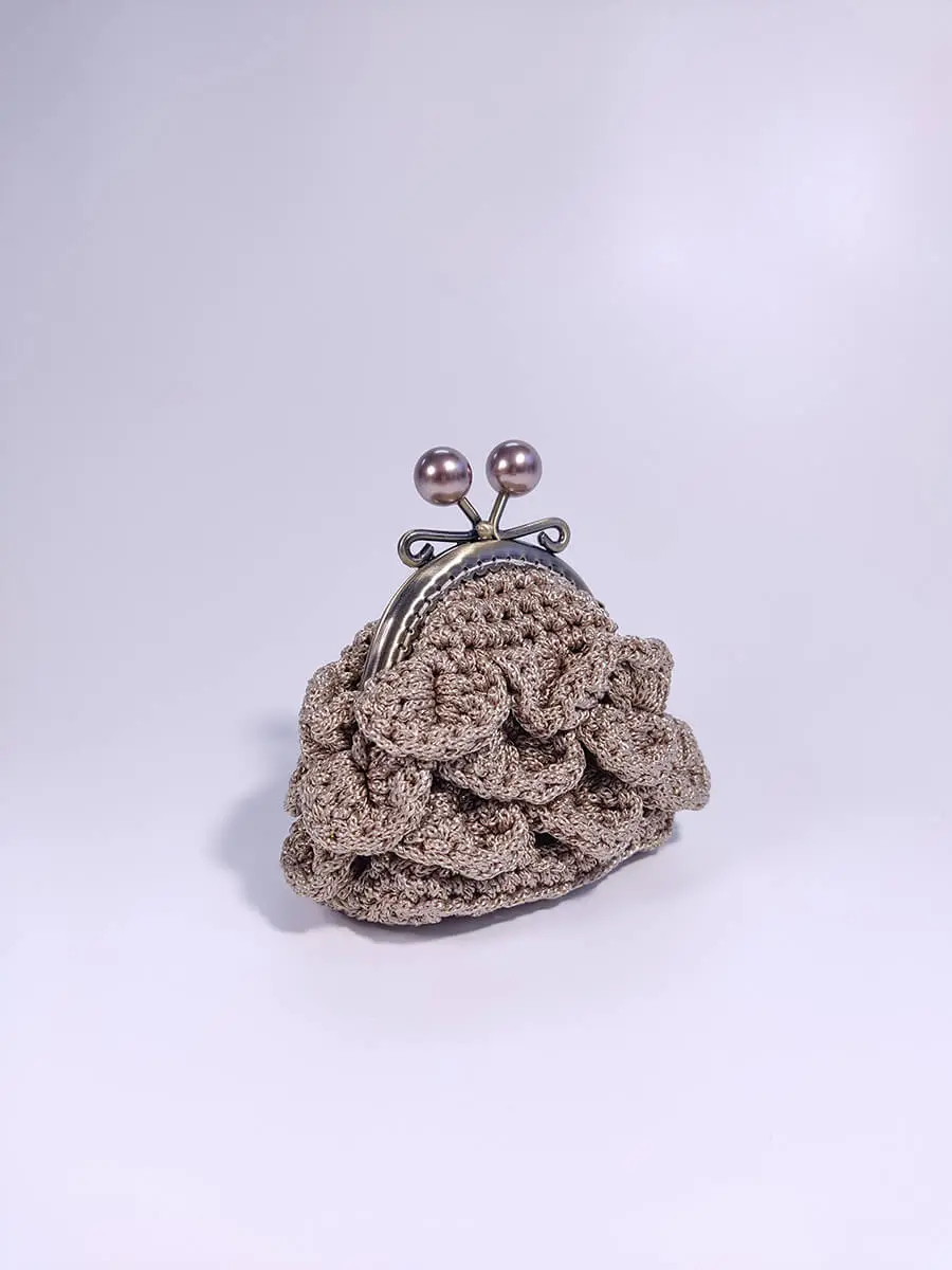 Χειροποίητο Πλεκτό Πορτοφολάκι με Πέρλες σε Μπεζ-Χρυσό Χρώμα & Vintage Bronze Κούμπωμα