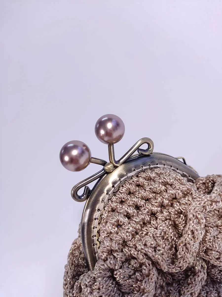 Χειροποίητο Πλεκτό Πορτοφολάκι με Πέρλες σε Μπεζ-Χρυσό Χρώμα & Vintage Bronze Κούμπωμα