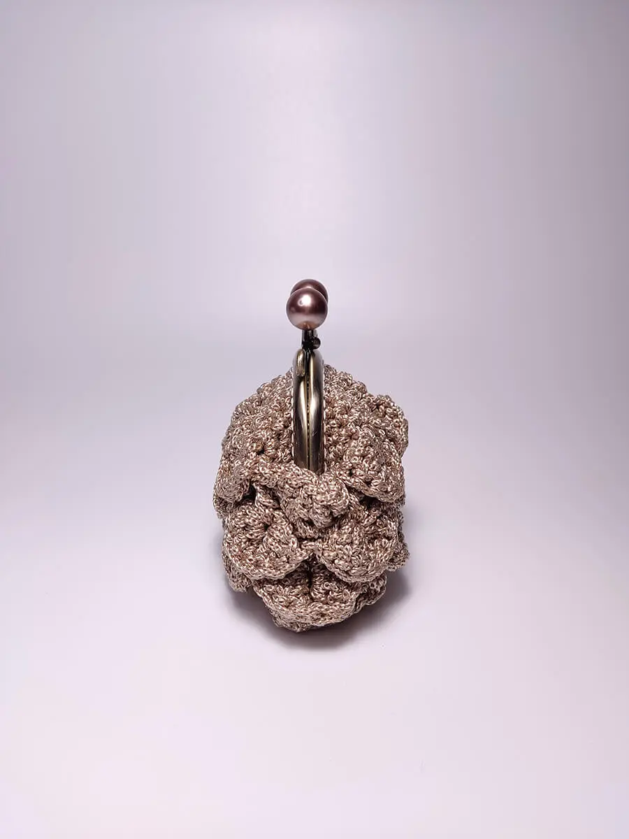 Χειροποίητο Πλεκτό Πορτοφολάκι με Πέρλες σε Μπεζ-Χρυσό Χρώμα & Vintage Bronze Κούμπωμα