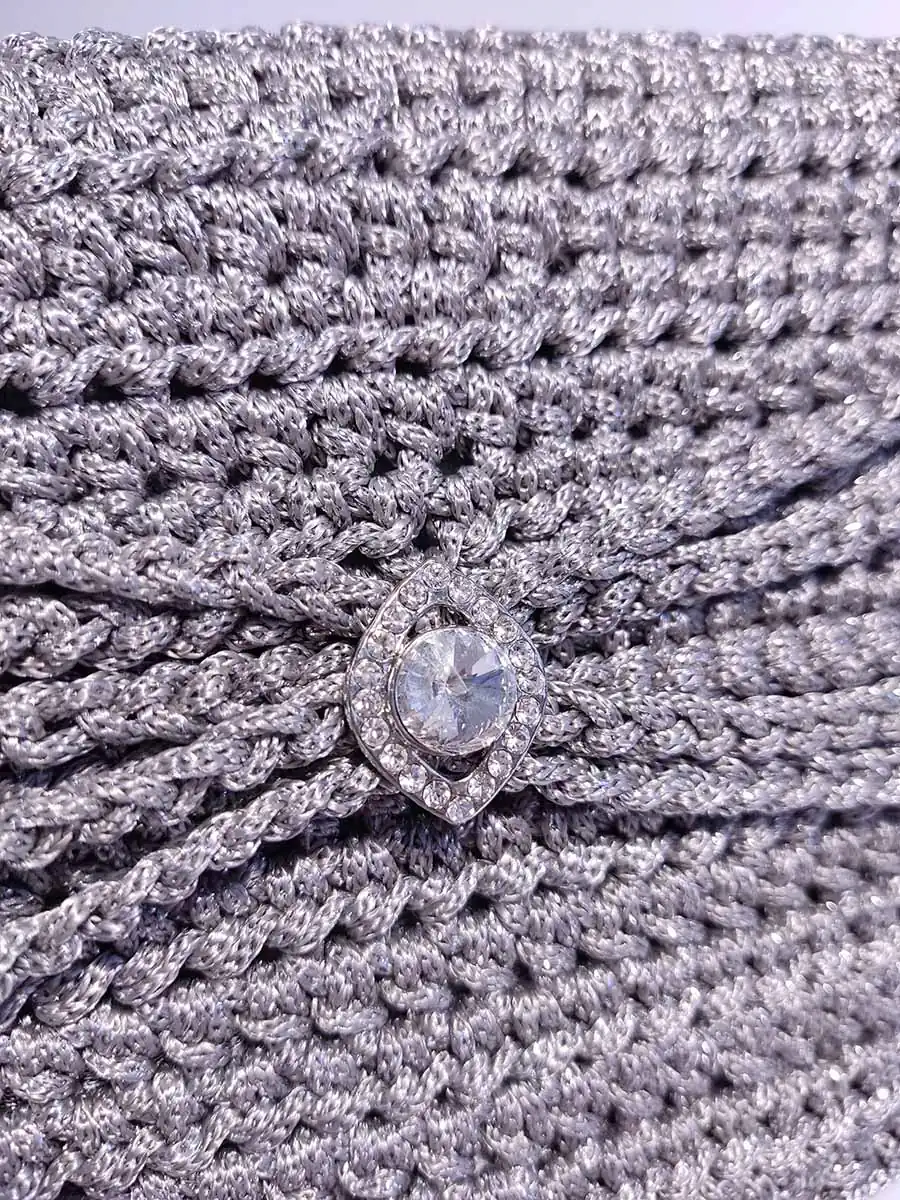 Χειροποίητη Πλεκτή Ασημί Τσάντα-Φάκελος με Κρύσταλλο | CHRISARTI