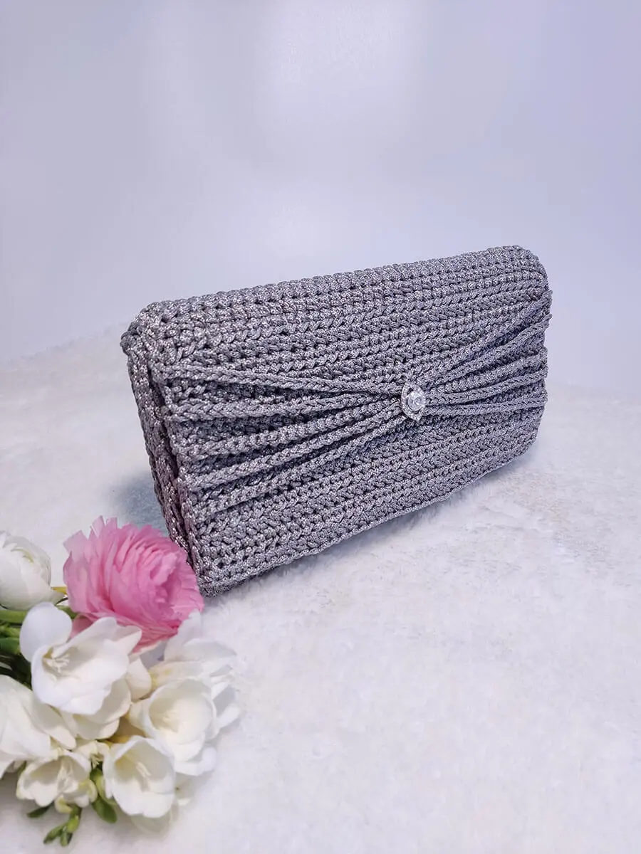 Χειροποίητη Πλεκτή Ασημί Τσάντα-Φάκελος με Κρύσταλλο | CHRISARTI