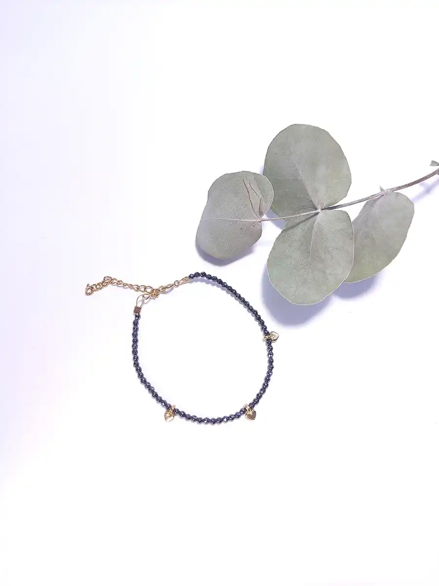 Βραχιόλι με σκούρο γκρι αιματίτη & επίχρυσες καρδιές