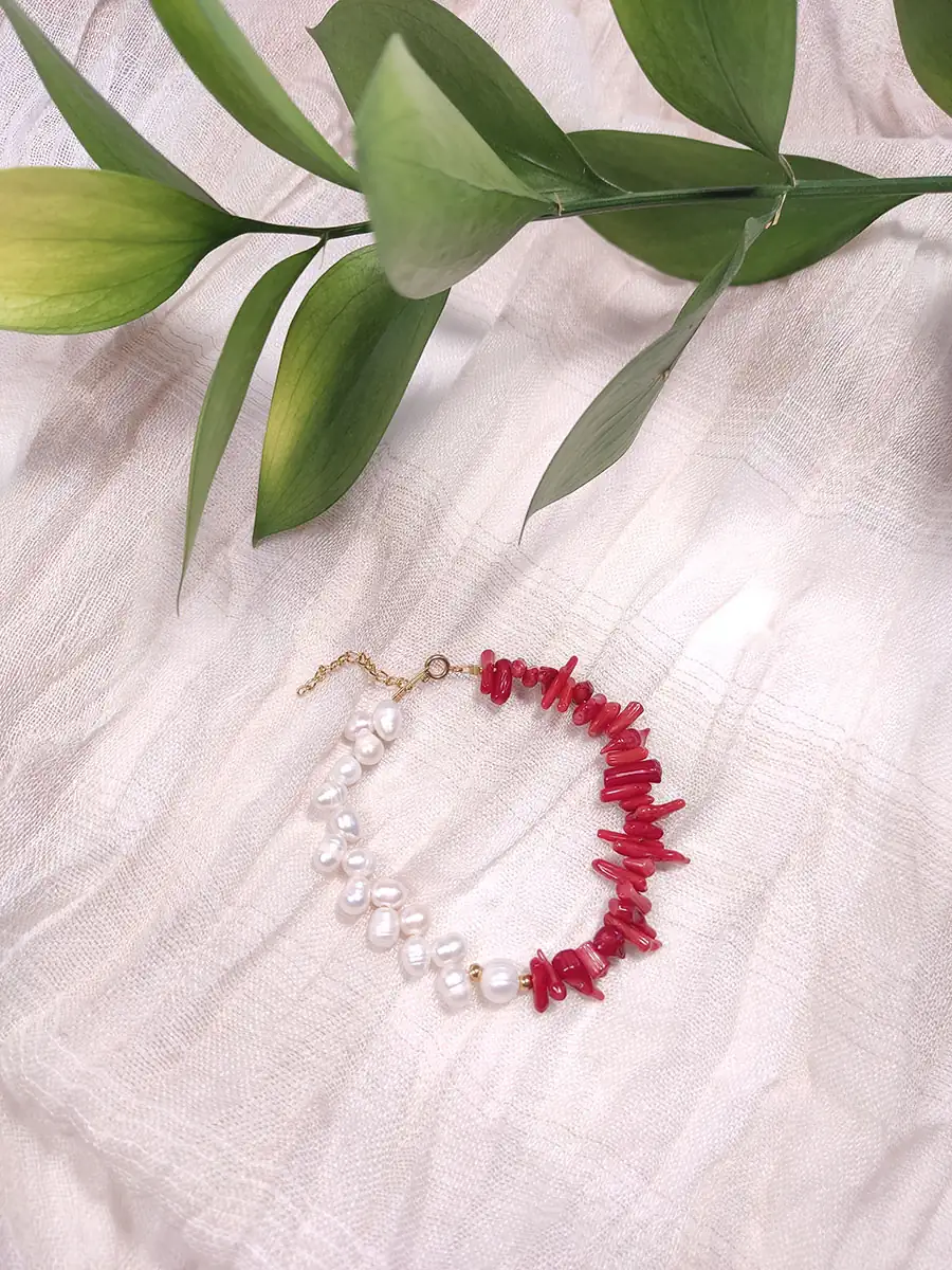 Βραχιόλι με λευκά μαργαριτάρια & κόκκινο κοράλλι