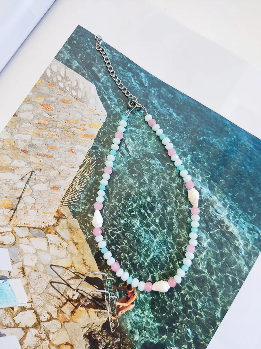 Βραχιόλι ποδιού με λευκά κοχύλια & παστέλ κρύσταλλα