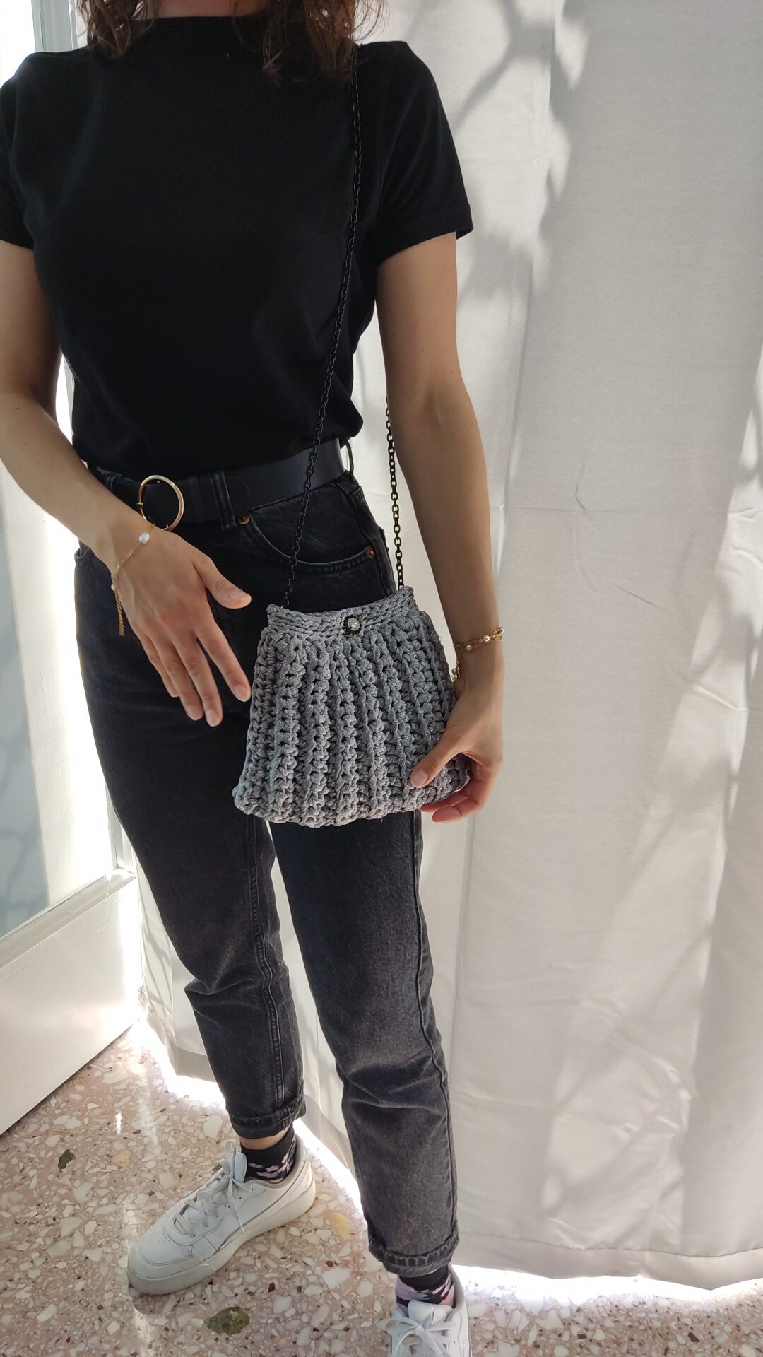 Ασημί Χειροποίητο Τσαντάκι με Αλυσίδα και Διακριτική Γυαλάδα | CHRISARTI