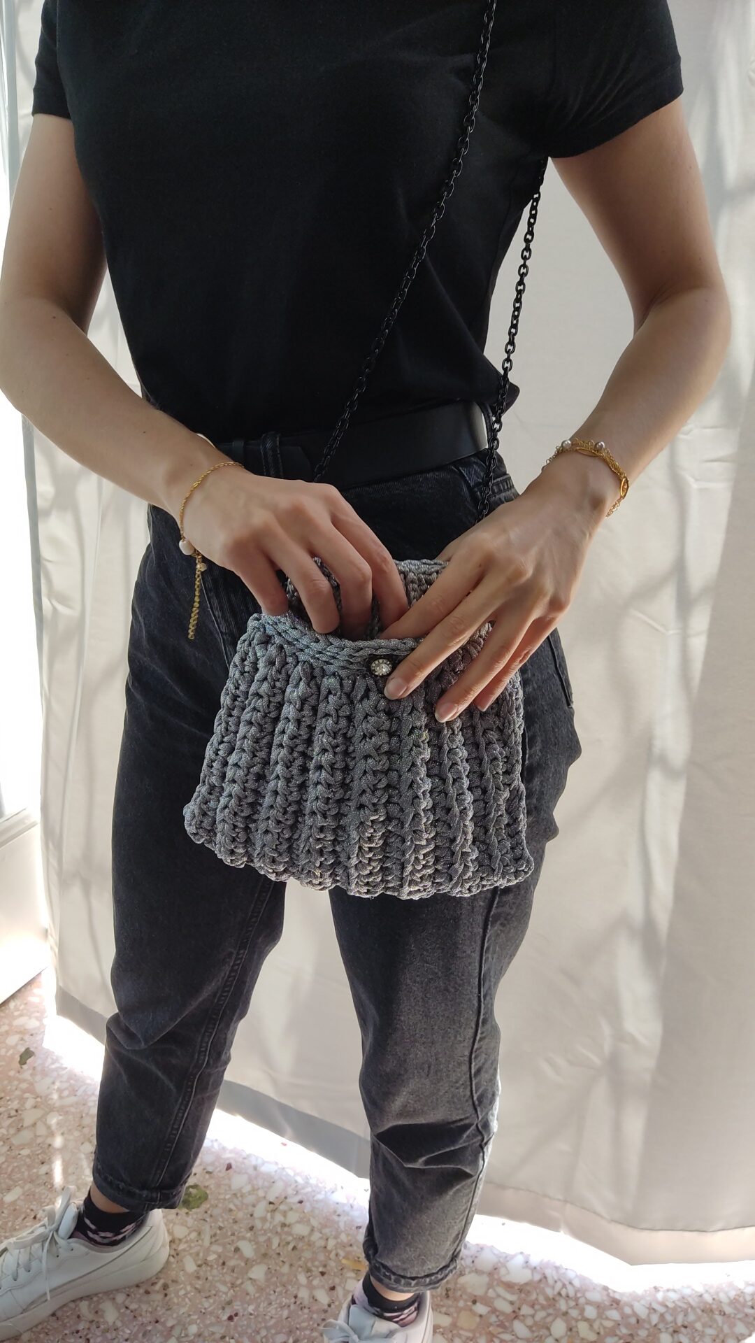 Ασημί Χειροποίητο Τσαντάκι με Αλυσίδα και Διακριτική Γυαλάδα | CHRISARTI