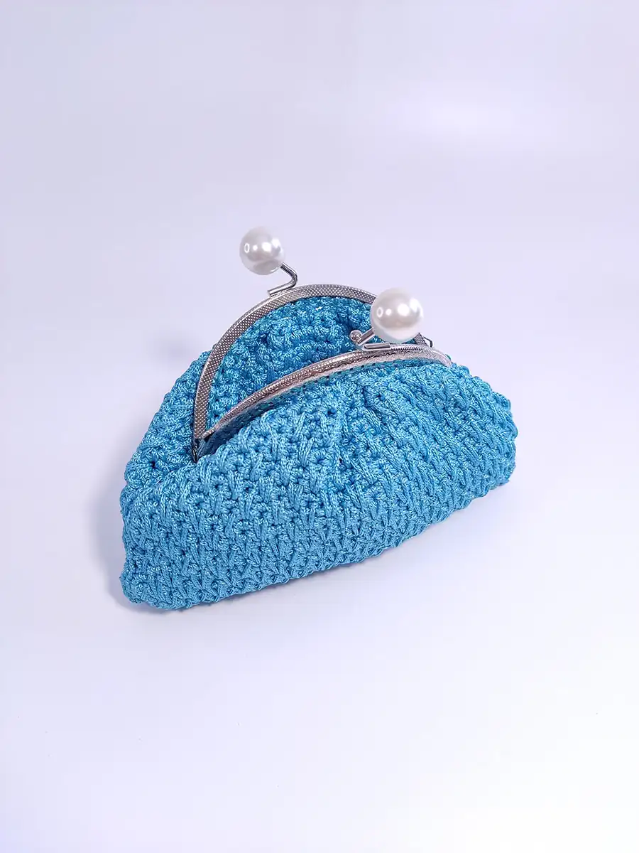 Τσάντα μικρή χειρός με vintage κούμπωμα γαλάζια