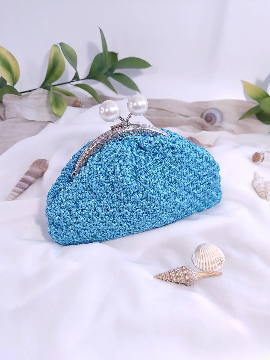 Τσάντα μικρή χειρός με vintage κούμπωμα γαλάζια