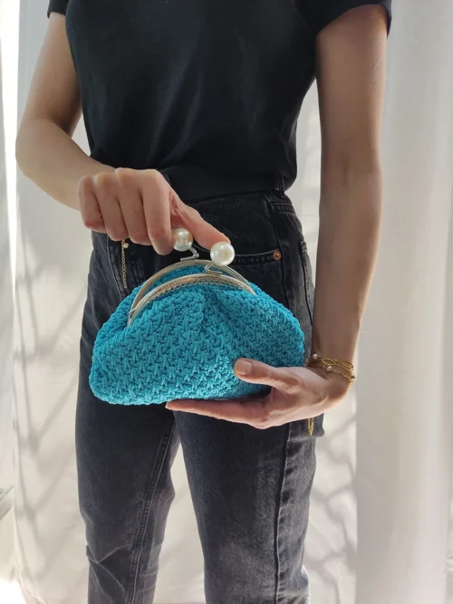 Τσάντα μικρή χειρός με vintage κούμπωμα γαλάζια