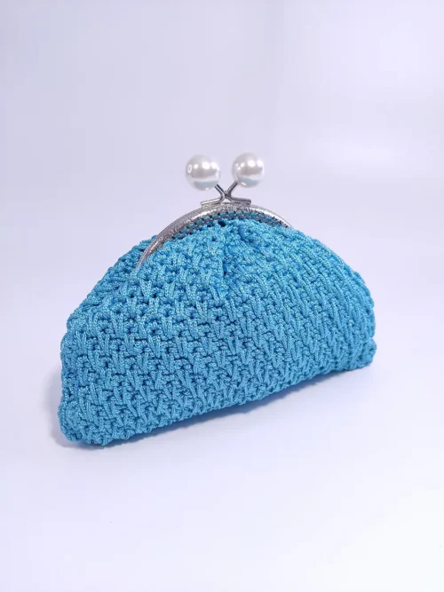 Τσάντα μικρή χειρός με vintage κούμπωμα γαλάζια