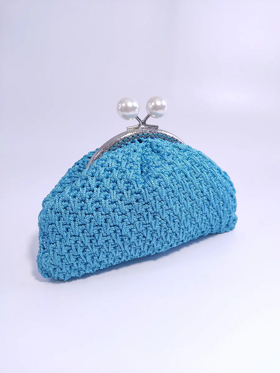 Τσάντα μικρή χειρός με vintage κούμπωμα γαλάζια