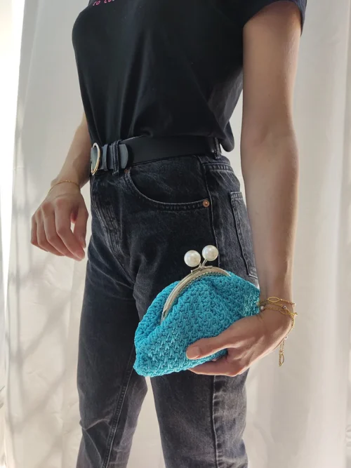 Τσάντα μικρή χειρός με vintage κούμπωμα γαλάζια