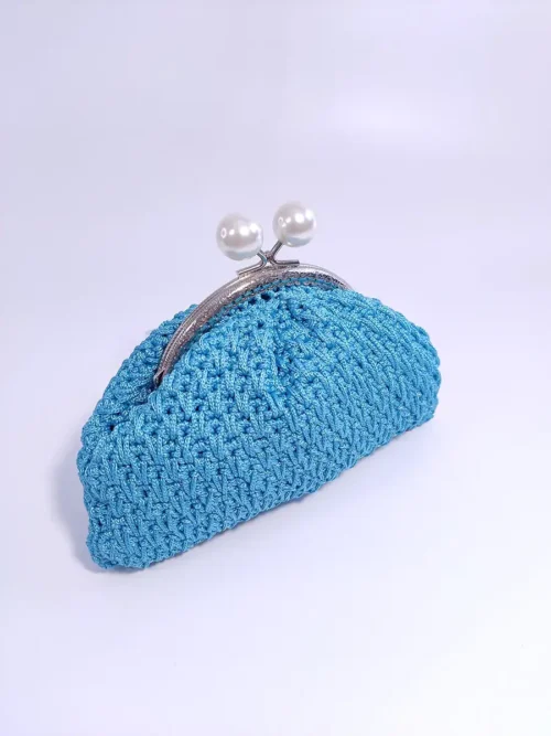 Τσάντα μικρή χειρός με vintage κούμπωμα γαλάζια