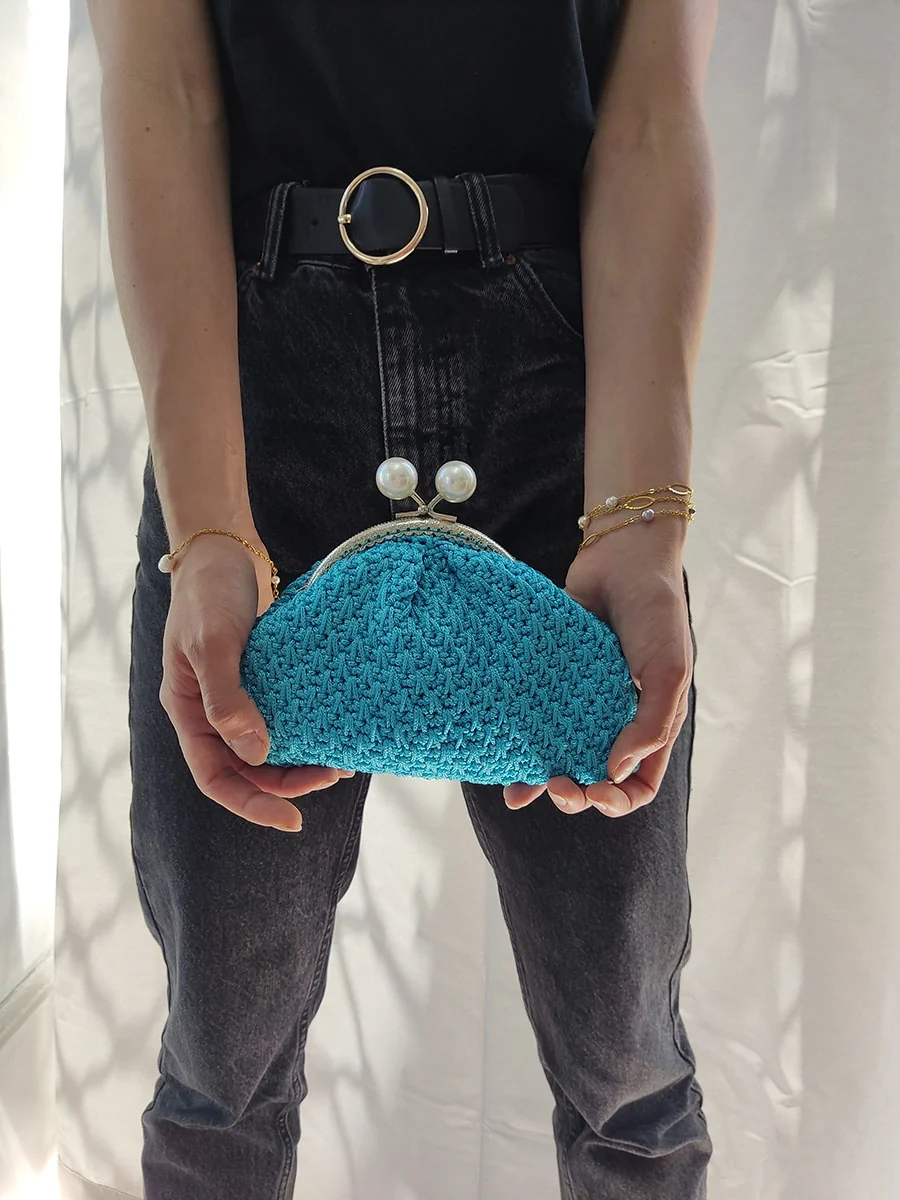 Τσάντα μικρή χειρός με vintage κούμπωμα γαλάζια