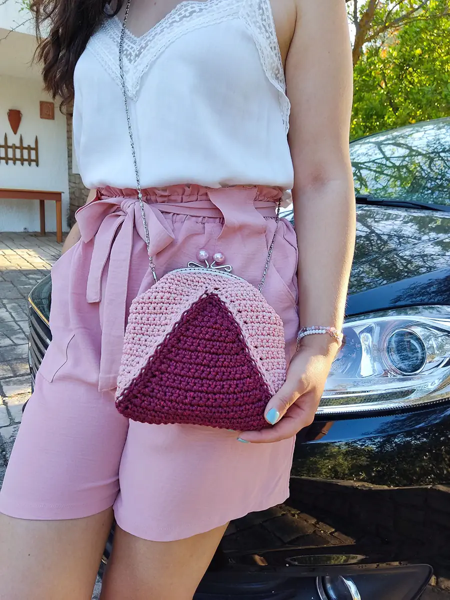 Τσάντα μικρή με vintage κούμπωμα ροζ μπορντό