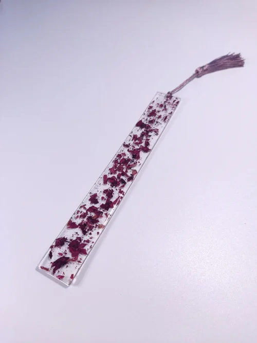 Σελιδοδείκτης με πέταλα κόκκινου τριαντάφυλλου