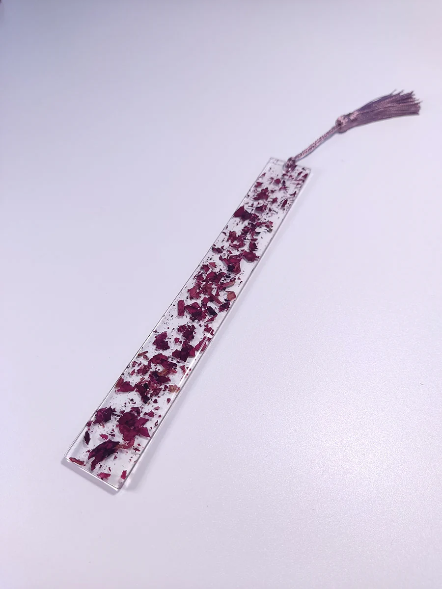 Σελιδοδείκτης με πέταλα κόκκινου τριαντάφυλλου