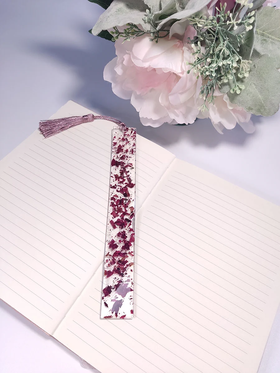 Σελιδοδείκτης με πέταλα κόκκινου τριαντάφυλλου