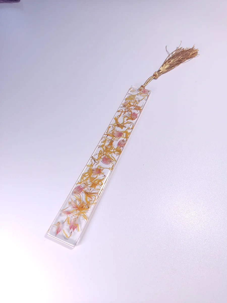 BOOKMARK-0007 (2) Σελιδοδείκτης με πέταλα κίτρινου χρυσάνθεμου