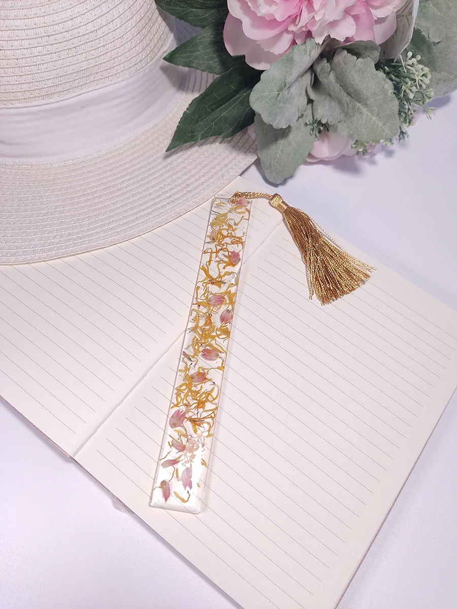 BOOKMARK-0007 (5) Σελιδοδείκτης με πέταλα κίτρινου χρυσάνθεμου