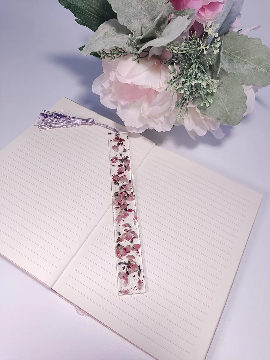 BOOKMARK-0008 (1) Σελιδοδείκτης με ροζ πέταλα και λεβάντα