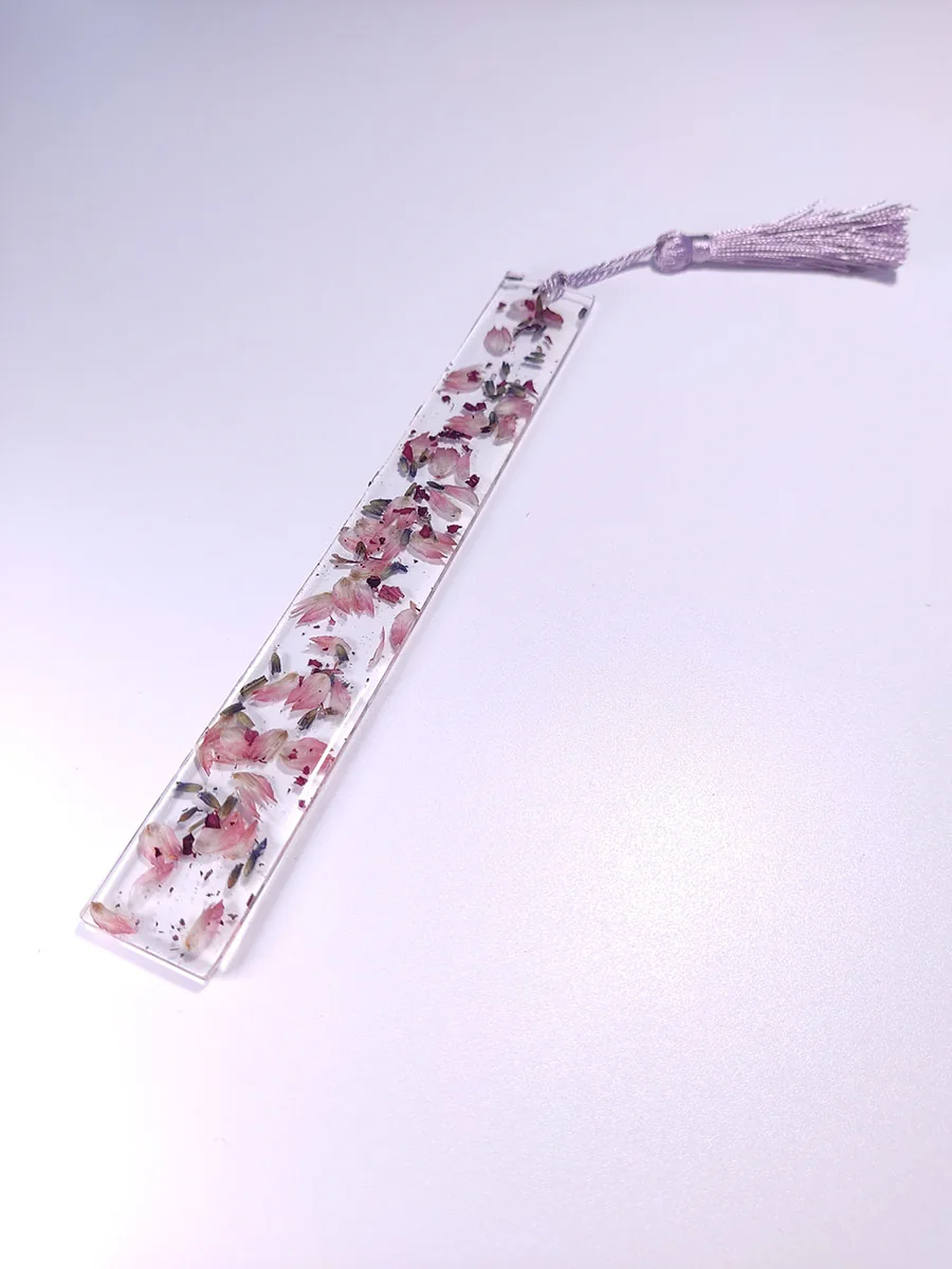 BOOKMARK-0008 (3) Σελιδοδείκτης από υγρό γυαλί με ροζ πέταλα και λεβάντα