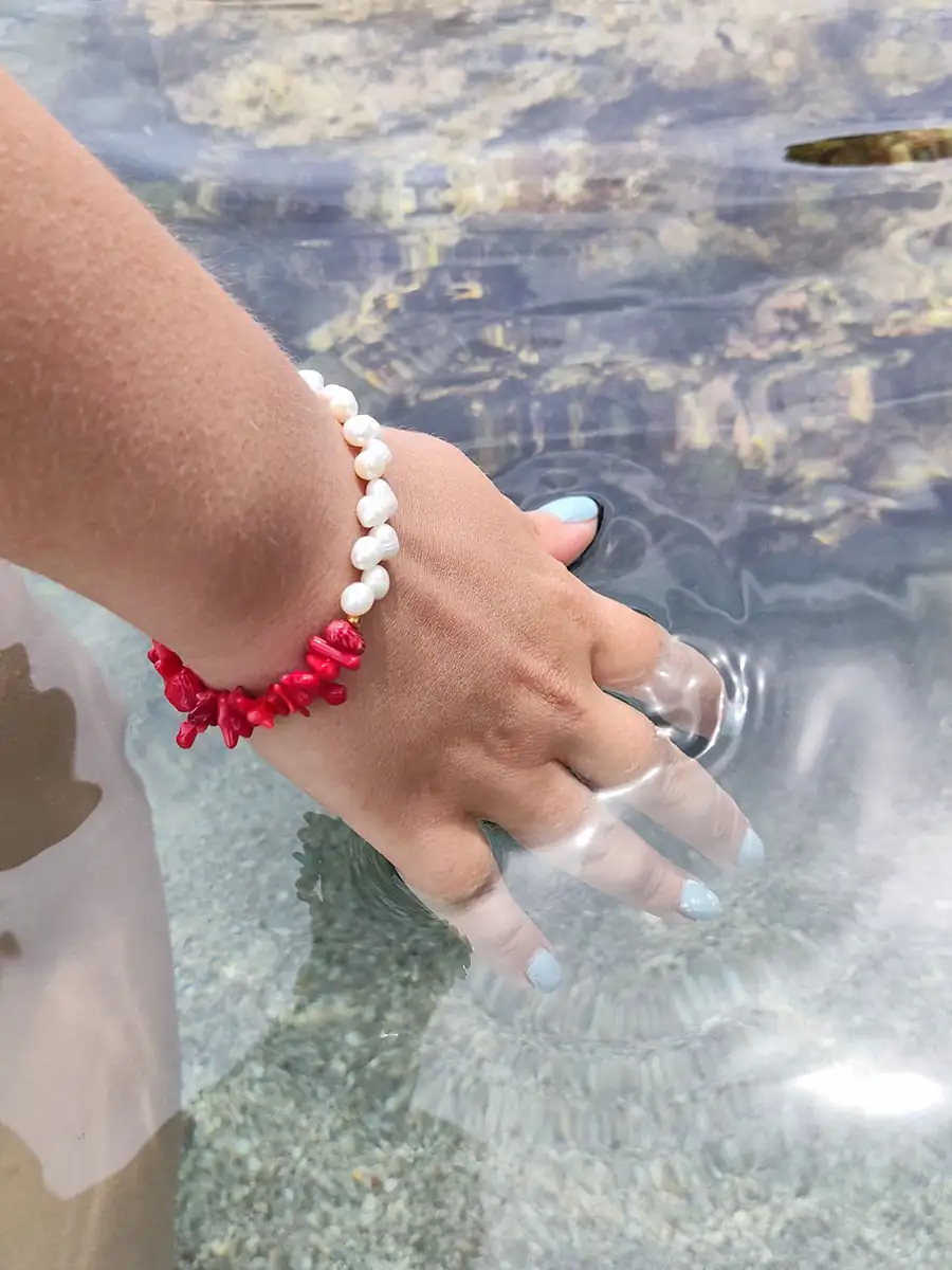 Βραχιόλι με λευκά μαργαριτάρια & κόκκινο κοράλλι