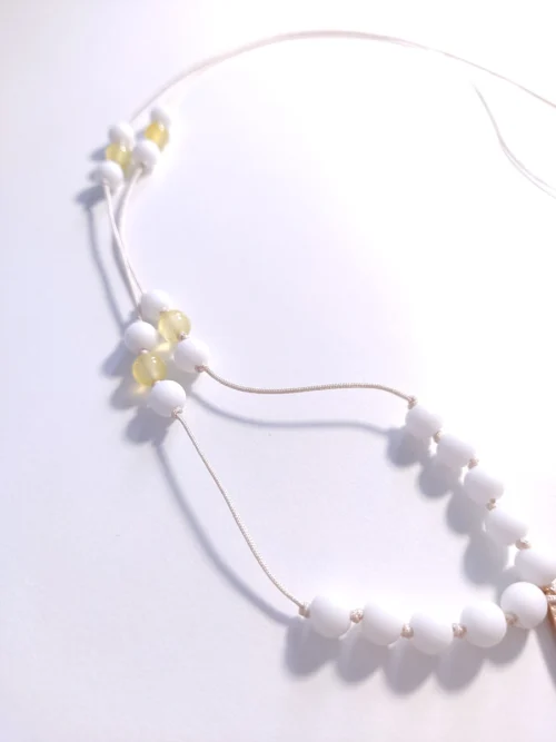 NECKLACE-0027 (1) Κολιέ με κορδόνι ημιπολύτιμους λίθους & κρεμαστό ακρυλικό στοιχείο