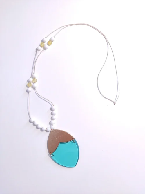 NECKLACE-0027 (2) Κολιέ με κορδόνι ημιπολύτιμους λίθους & κρεμαστό ακρυλικό στοιχείο