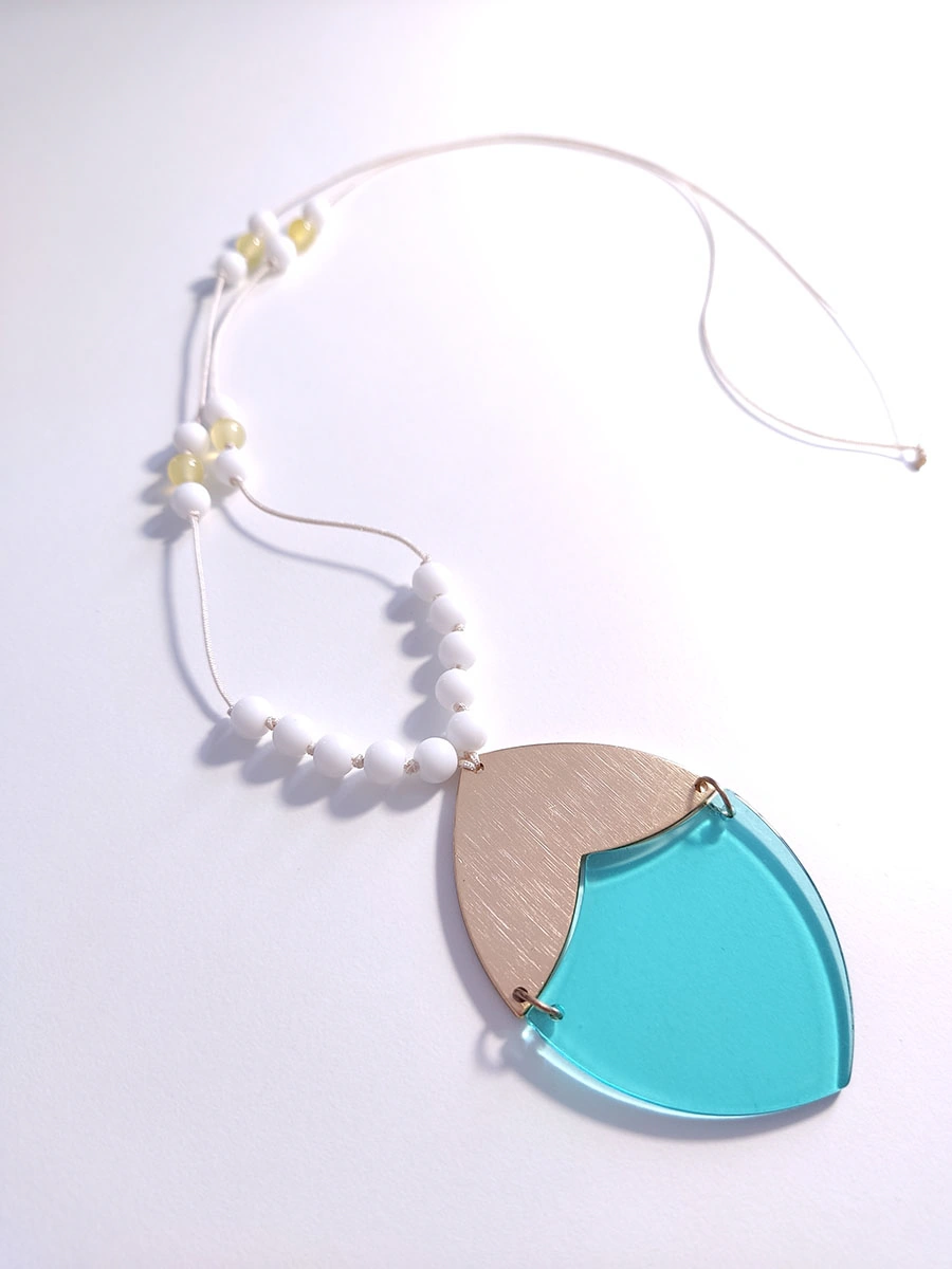 Κολιέ με κορδόνι ημιπολύτιμους λίθους & κρεμαστό ακρυλικό στοιχείο