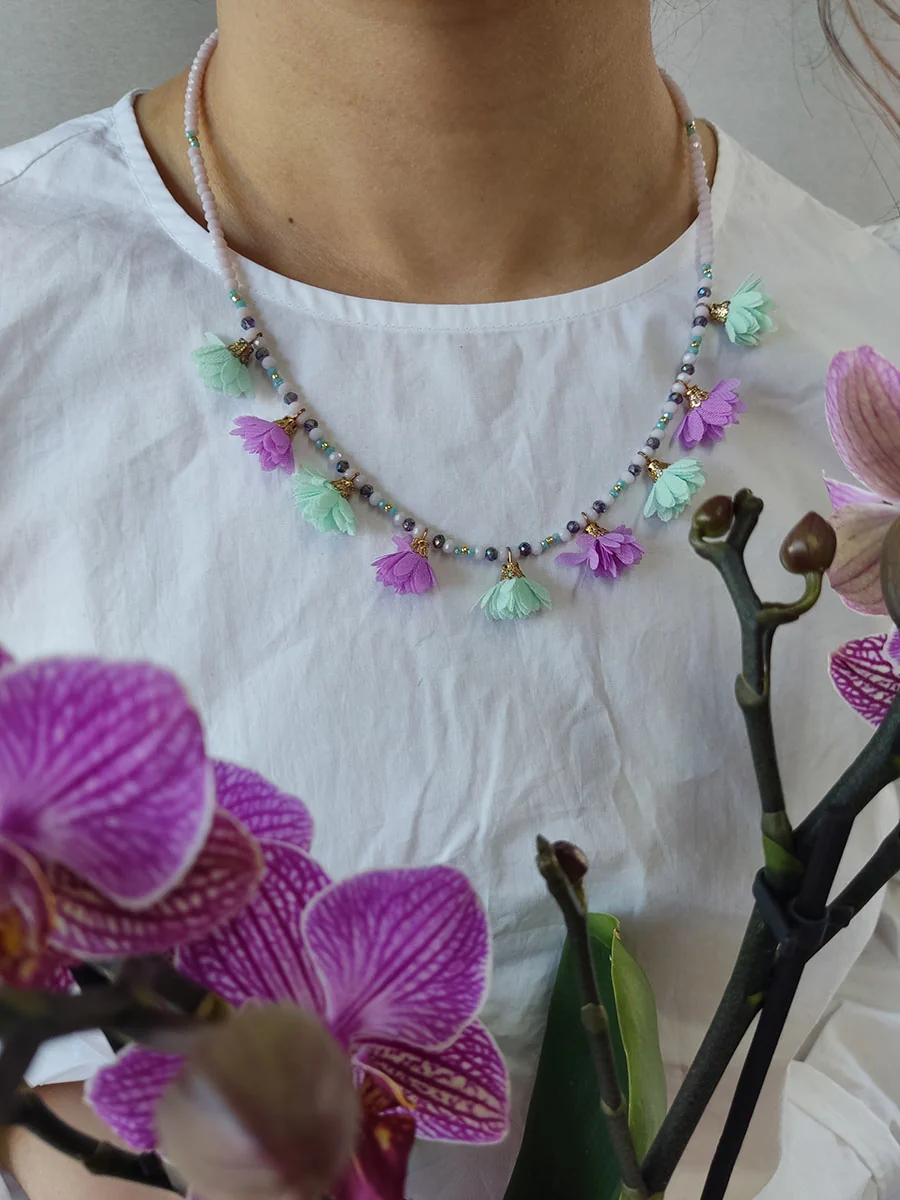 Κολιέ με παστέλ ροζ κρύσταλλα & κρεμαστά ανθάκια