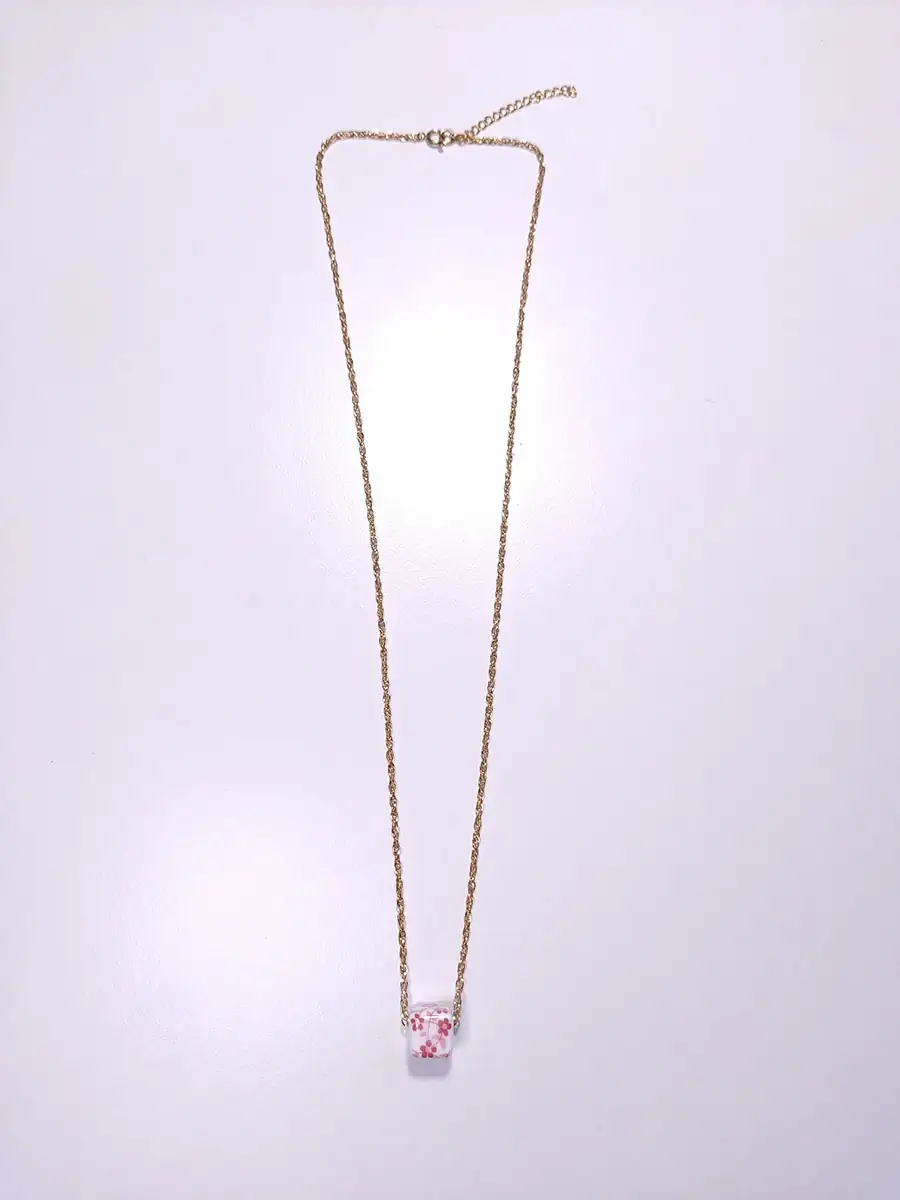 NECKLACE-0035 (2) Αλυσίδα χρυσή ατσάλινη με κύβο με ροζ λουλούδια