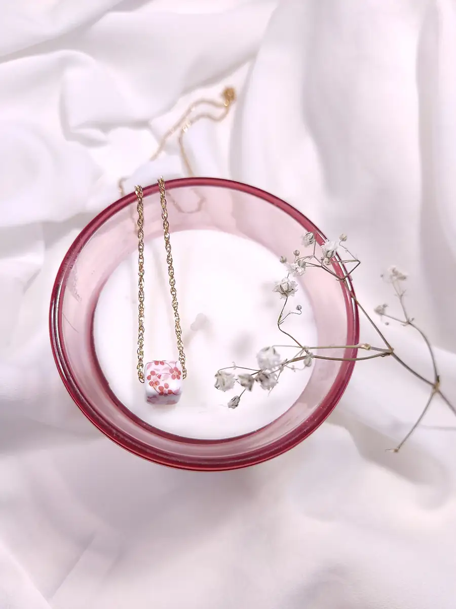 Αλυσίδα χρυσή ατσάλινη με κύβο με ροζ λουλούδια