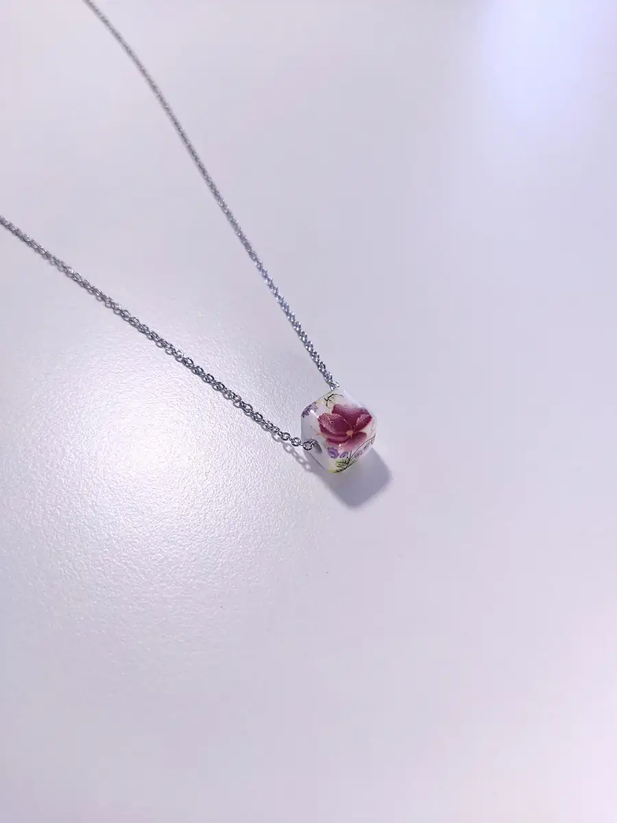 Αλυσίδα ασημί ατσάλινη με κύβο με μοβ λουλούδια