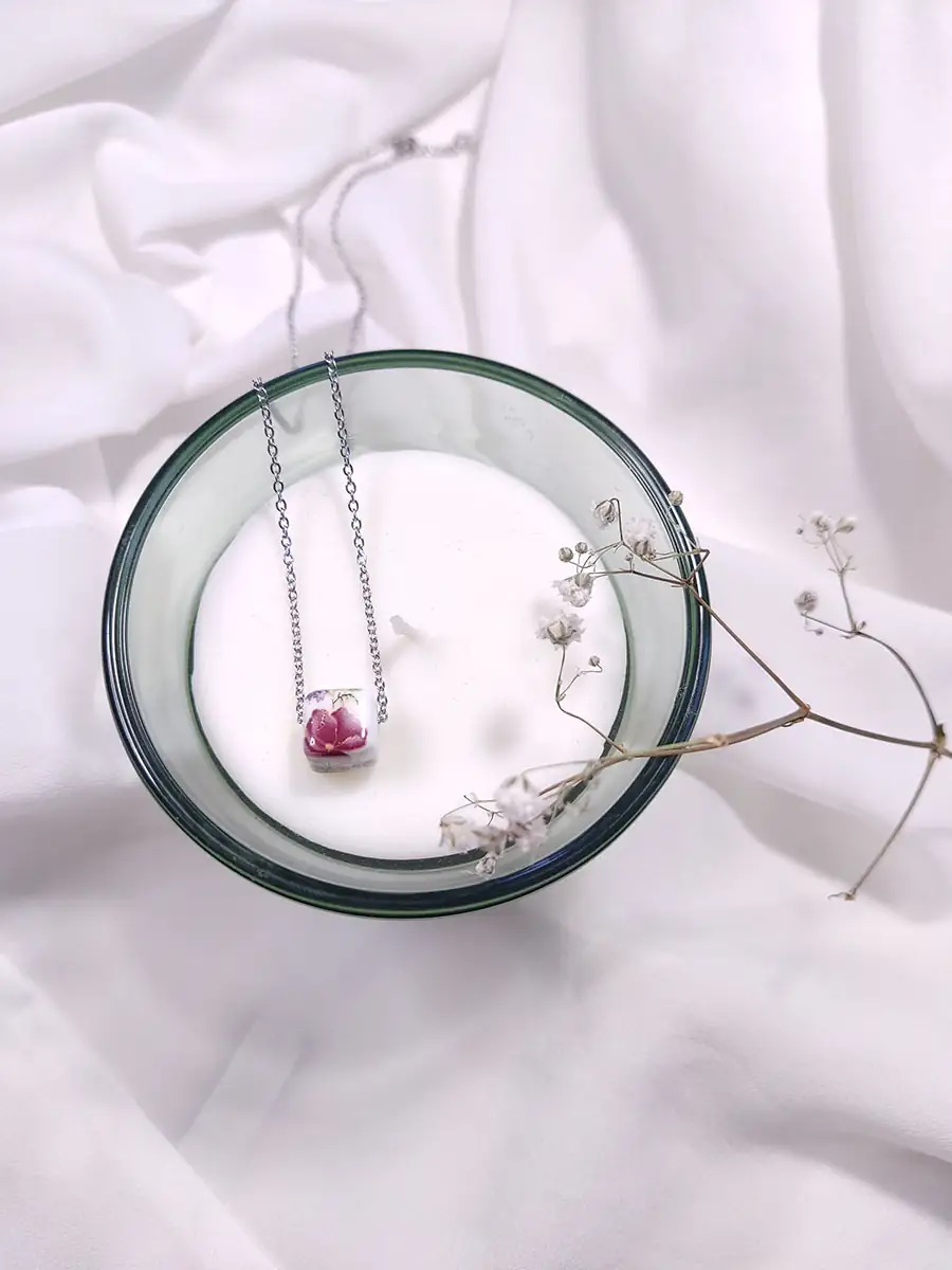 Αλυσίδα ασημί ατσάλινη με κύβο με μοβ λουλούδια