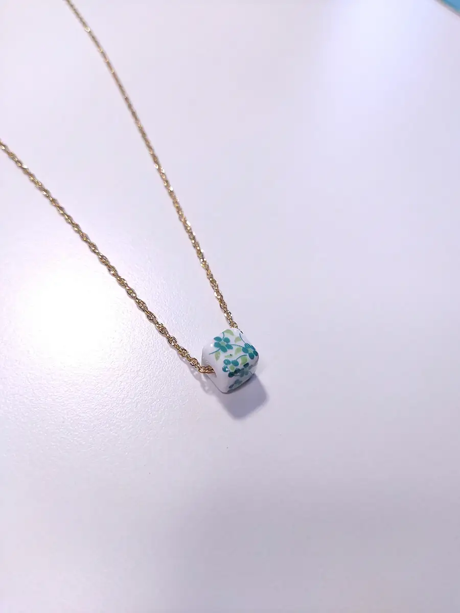 Αλυσίδα χρυσή ατσάλινη με κύβο με πράσινα λουλούδια