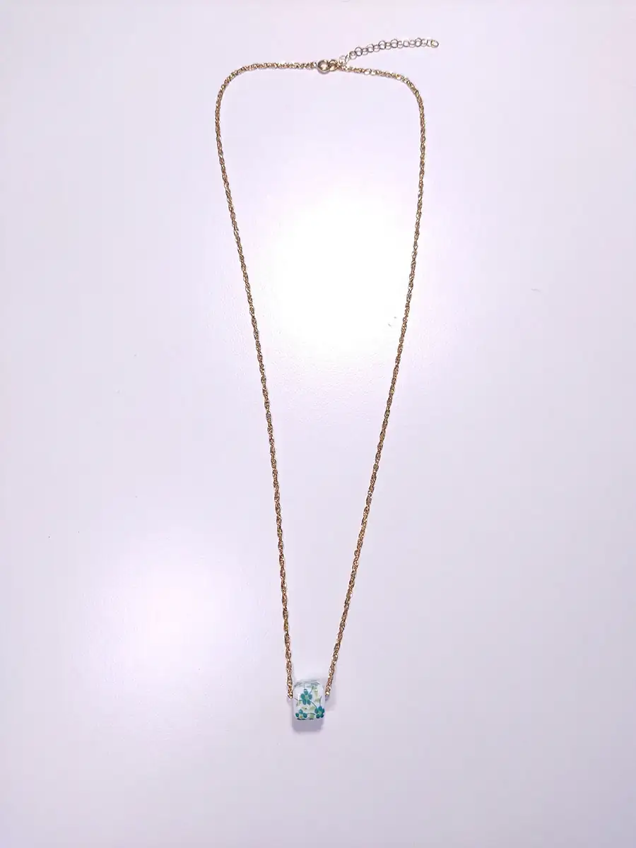 Αλυσίδα χρυσή ατσάλινη με κύβο με πράσινα λουλούδια