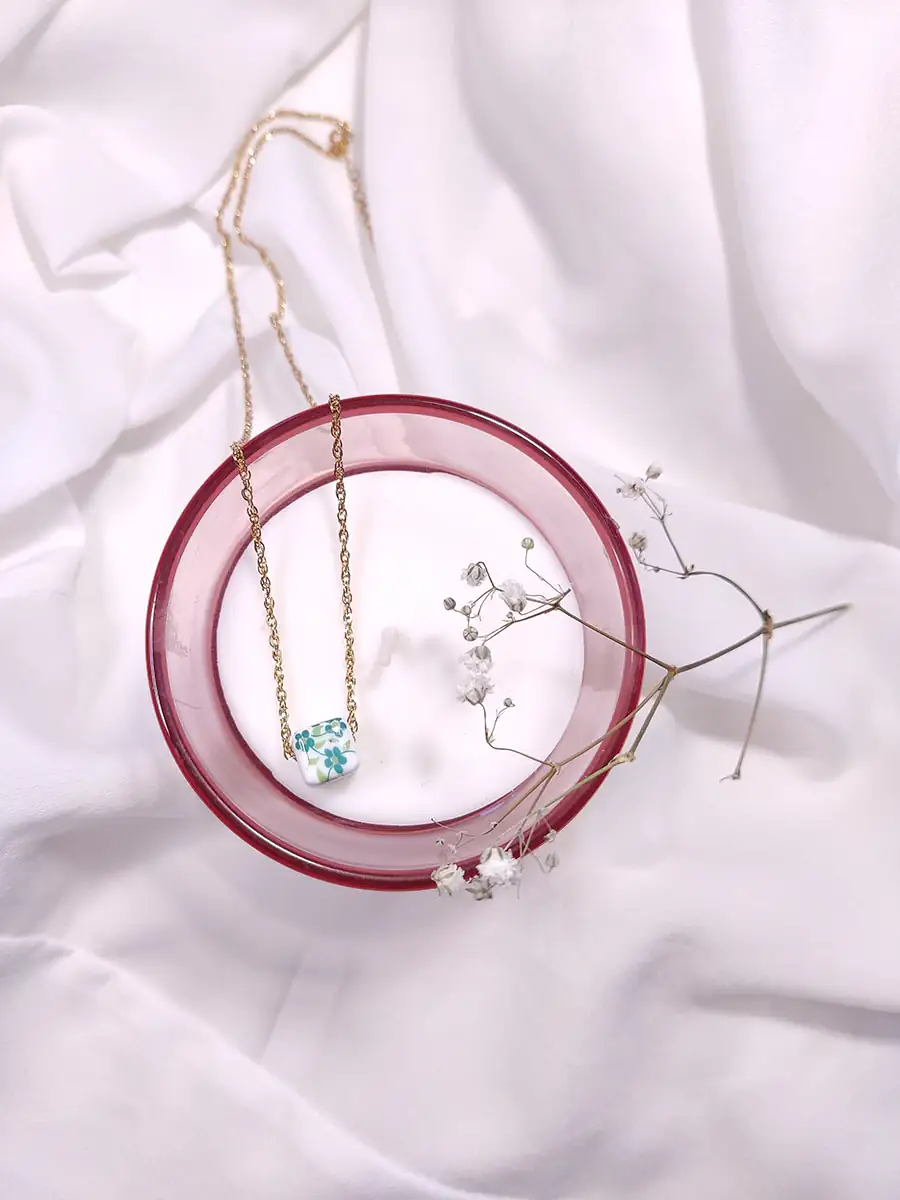 Αλυσίδα χρυσή ατσάλινη με κύβο με πράσινα λουλούδια