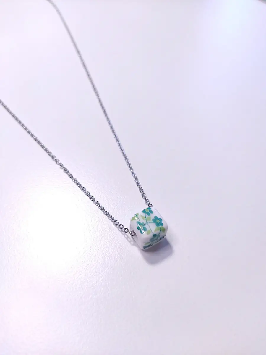 Αλυσίδα ασημί ατσάλινη με κύβο με πράσινα λουλούδια